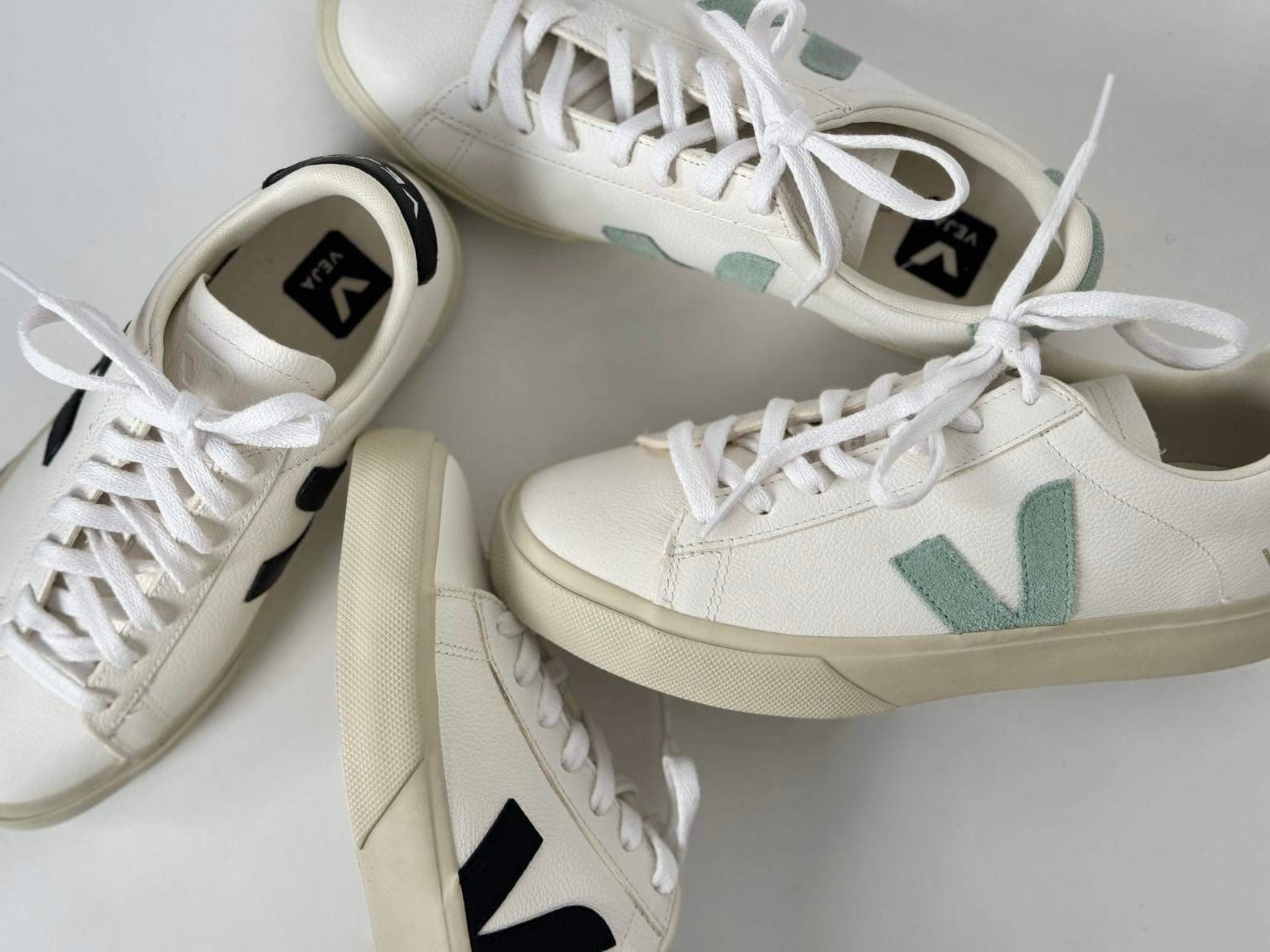 Sneakers liggende på gulv