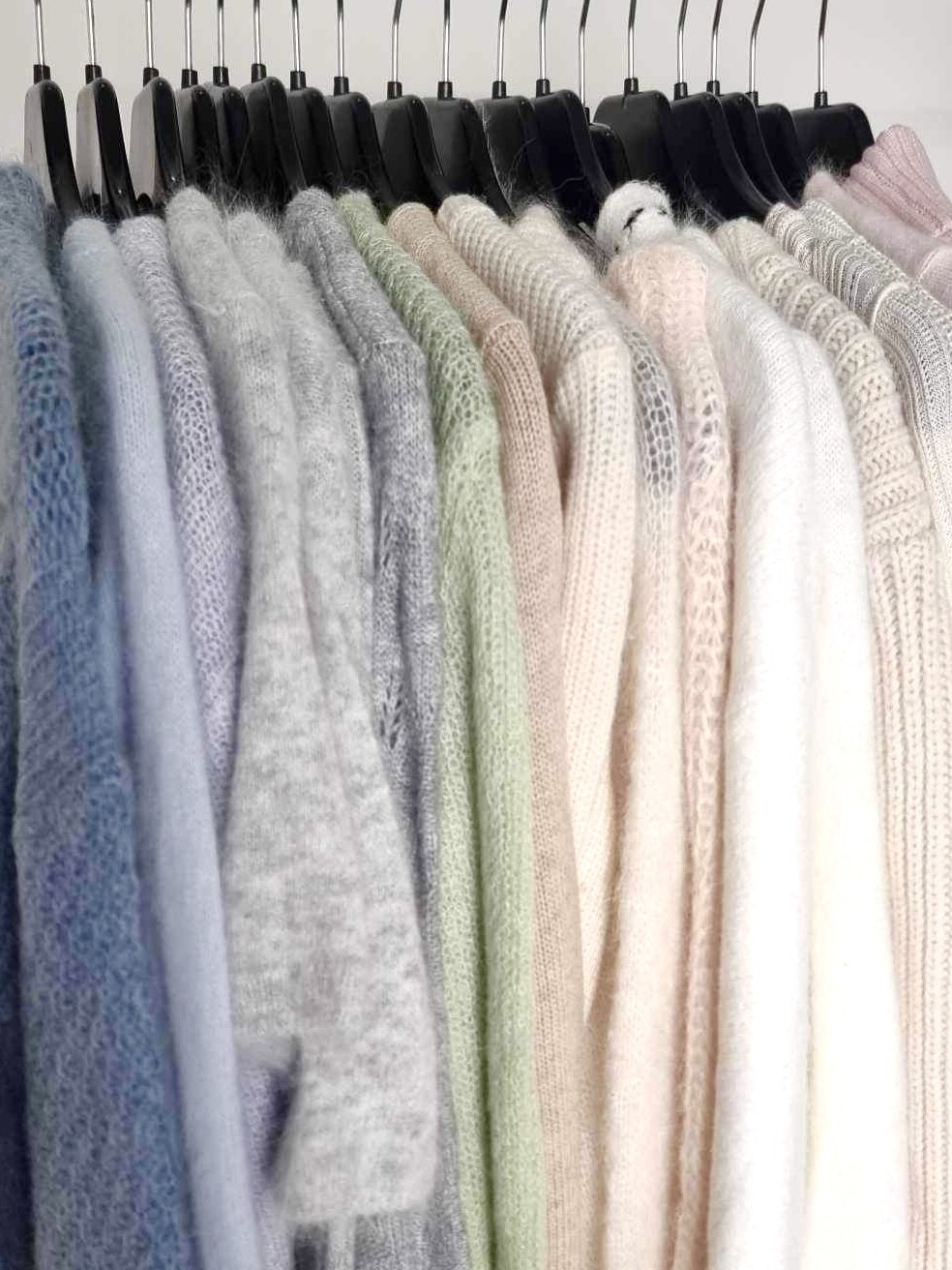 Strikkede gensere i duse farger
