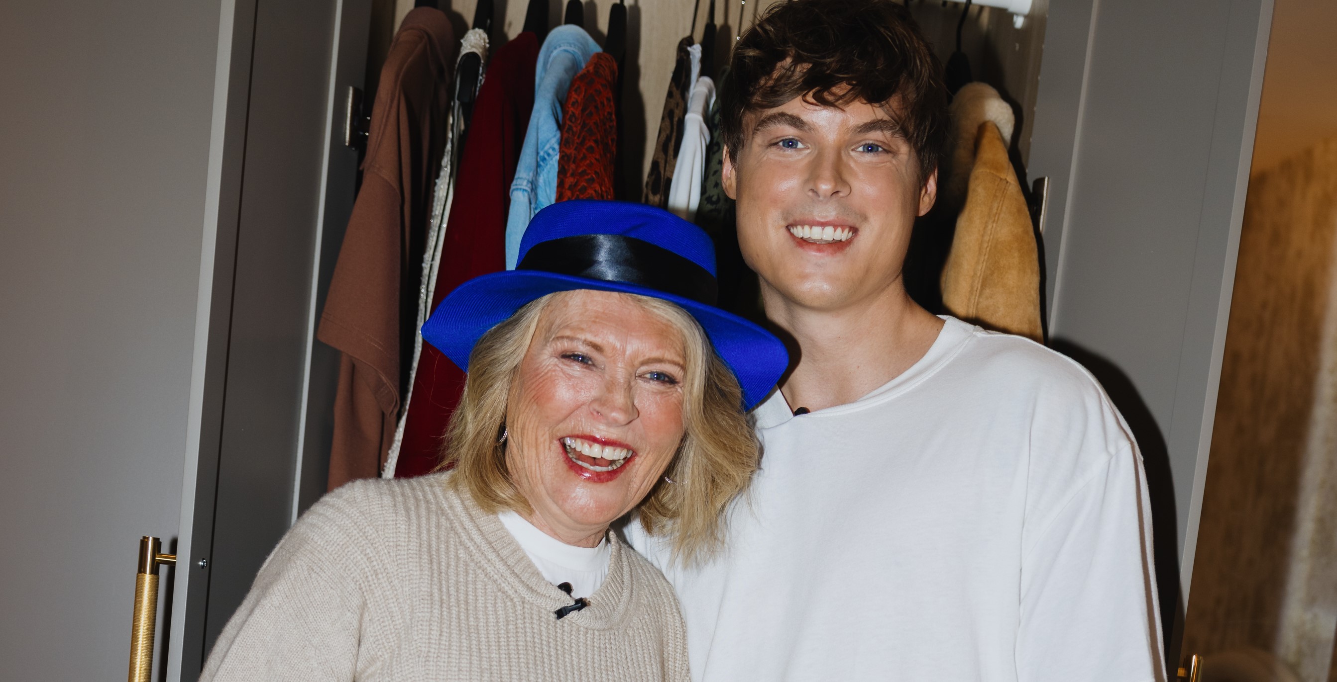 Gustav Magnar og Oddny på jakt i klesskapet