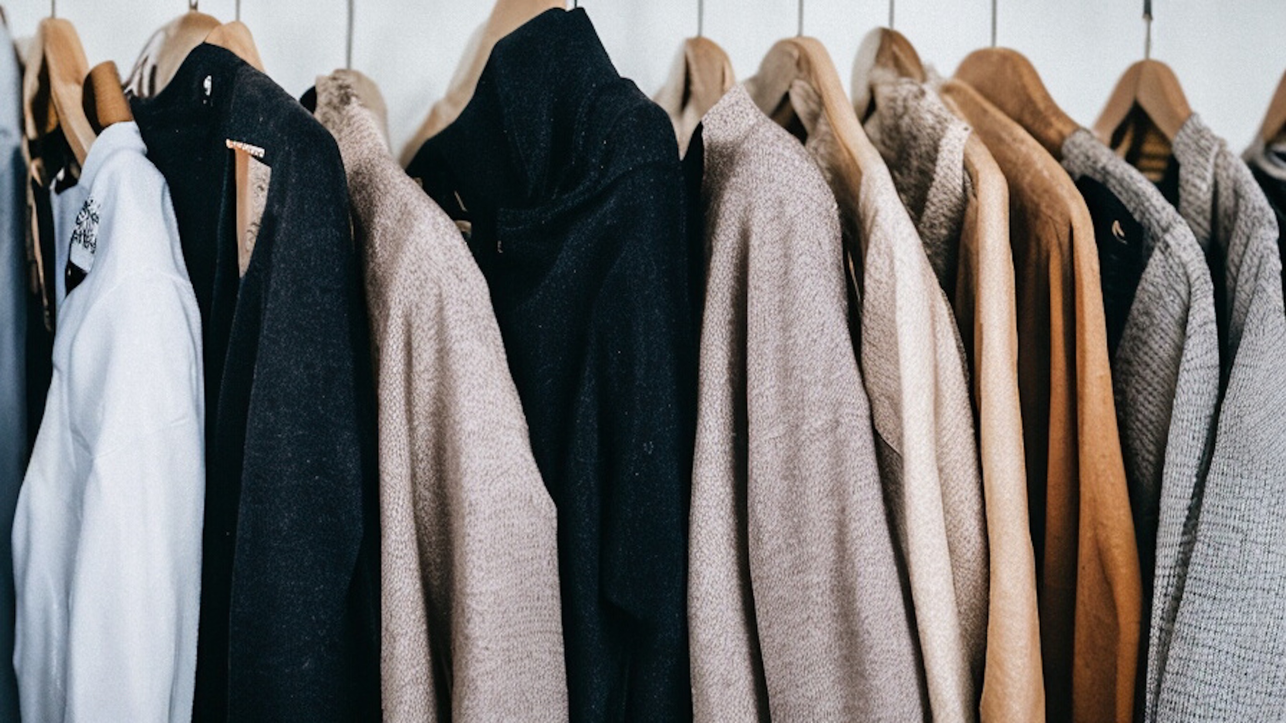 Rekke med klær på kleshenger
