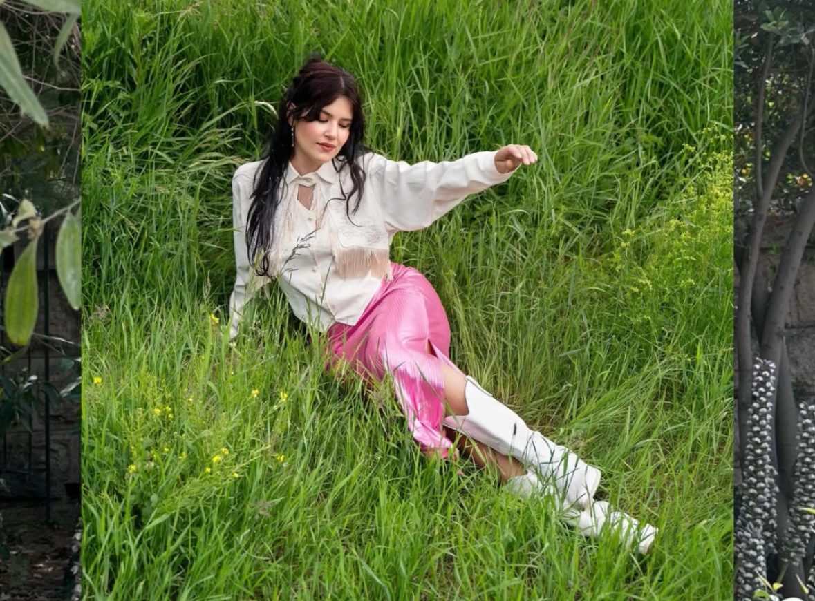 dame som ligger i gresset