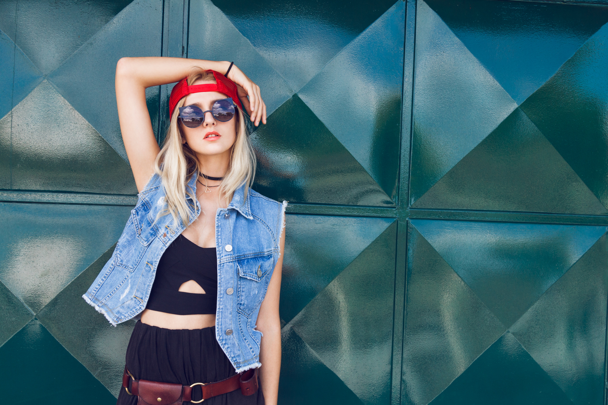 Kvinne i 90-tallsklær