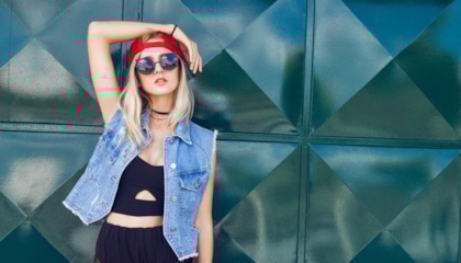 Kvinne i 90-tallsklær