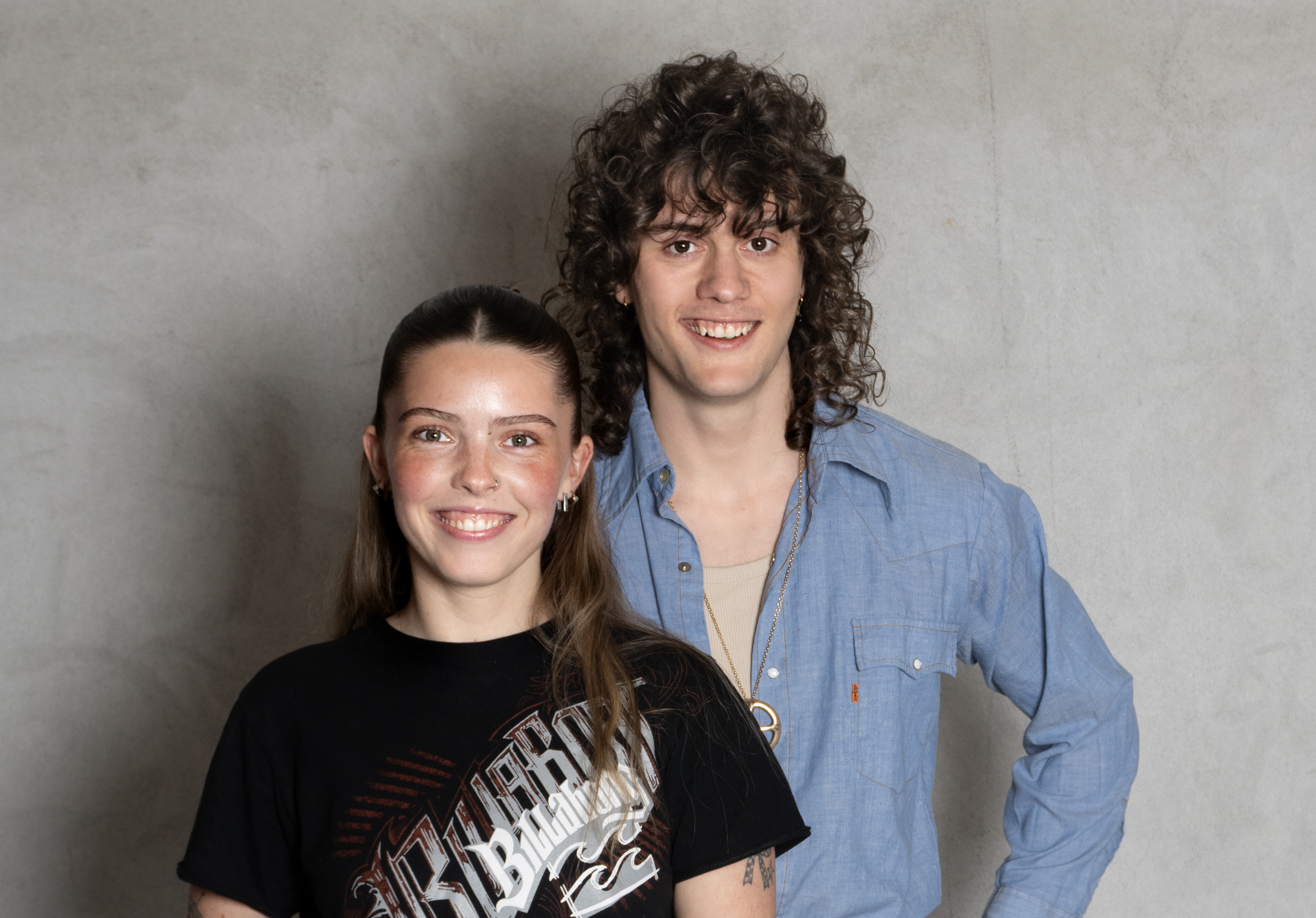 dame med solbriller og blazer.