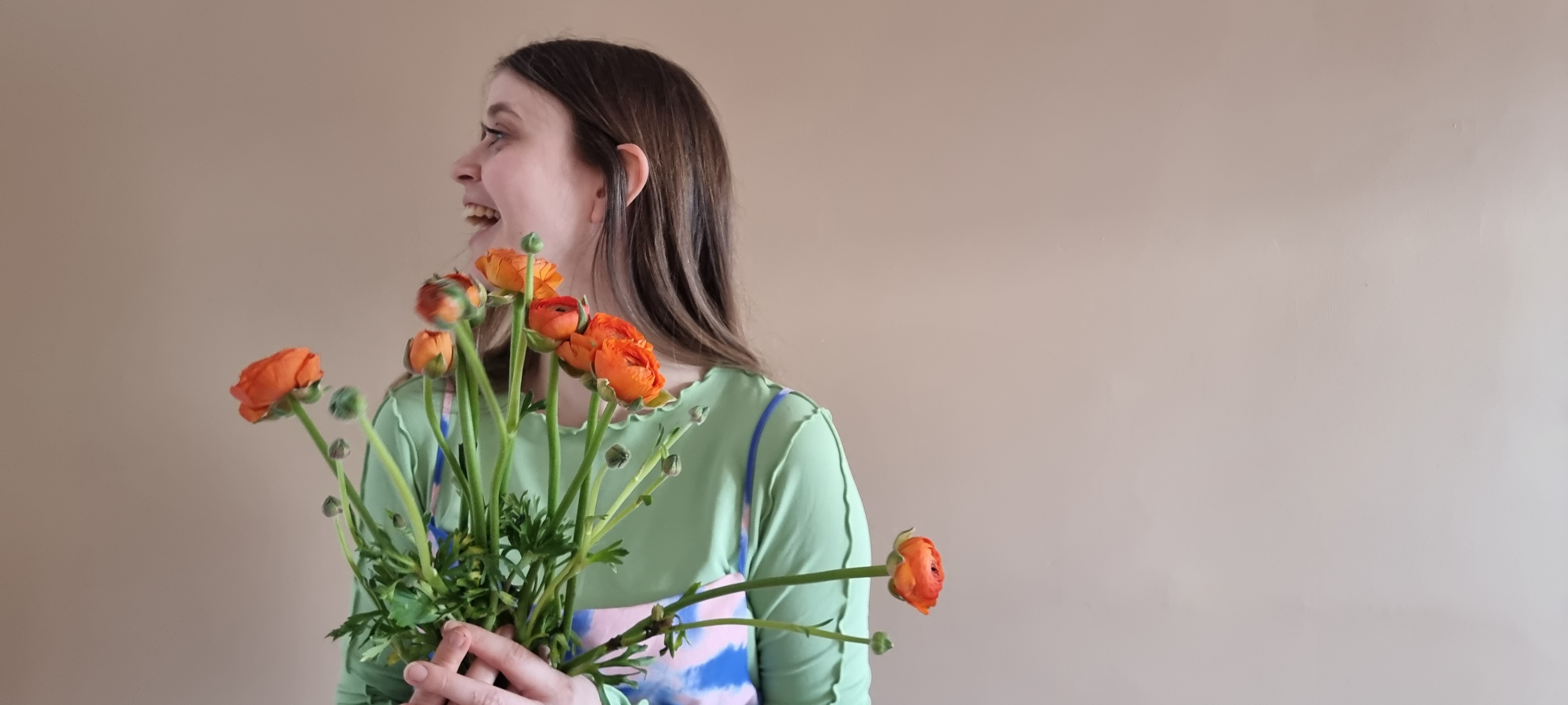 dame med blomsterbukett