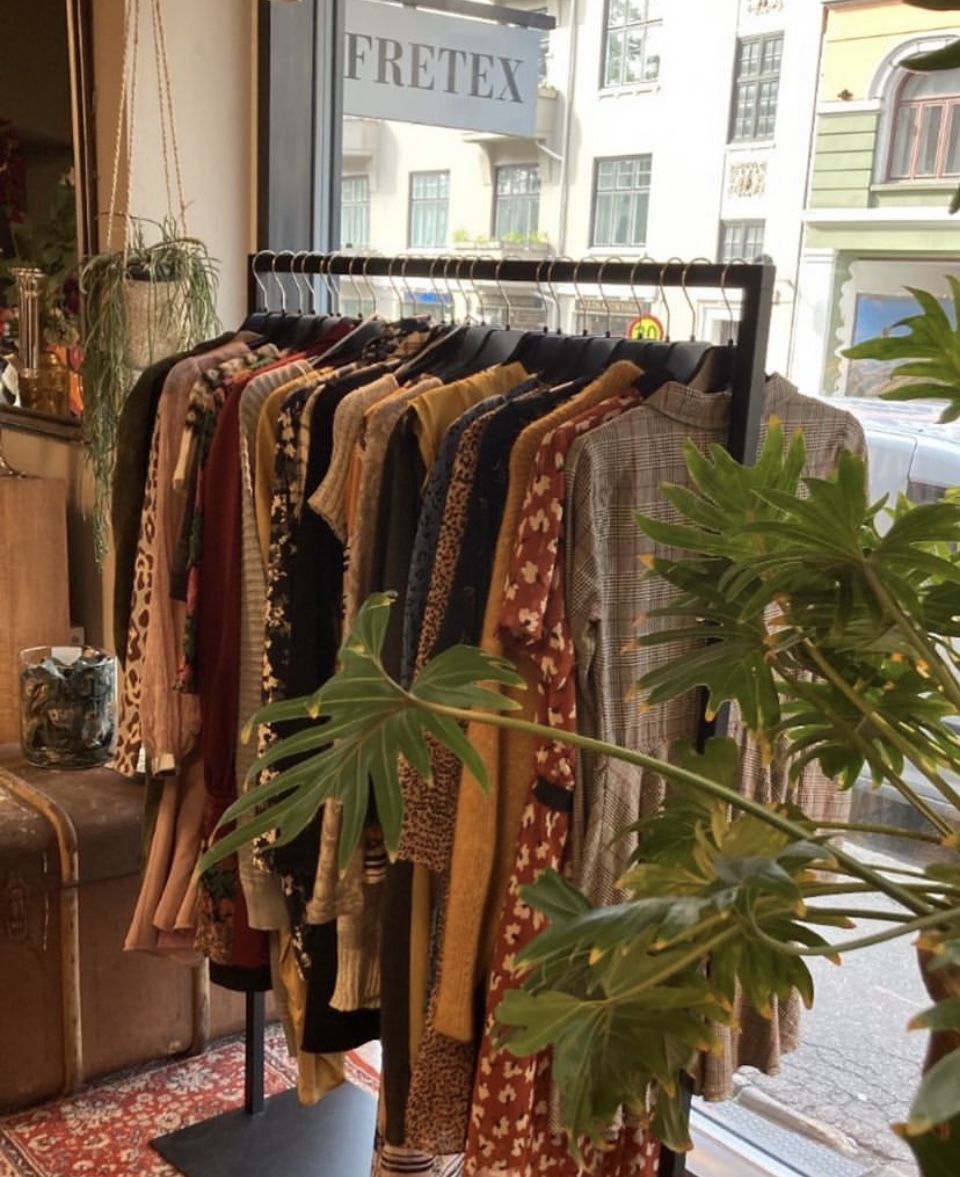 Stativ med klær i høstfarger