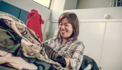 Kvinne som sorterer klær