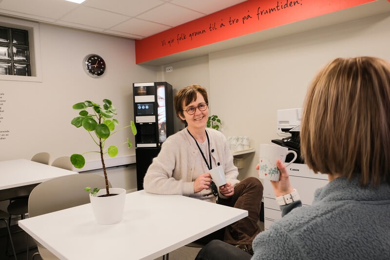 To som snakker sammen i en kantine