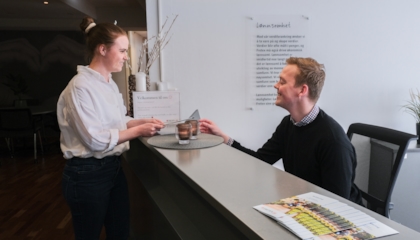 To mennesker i resepsjonen