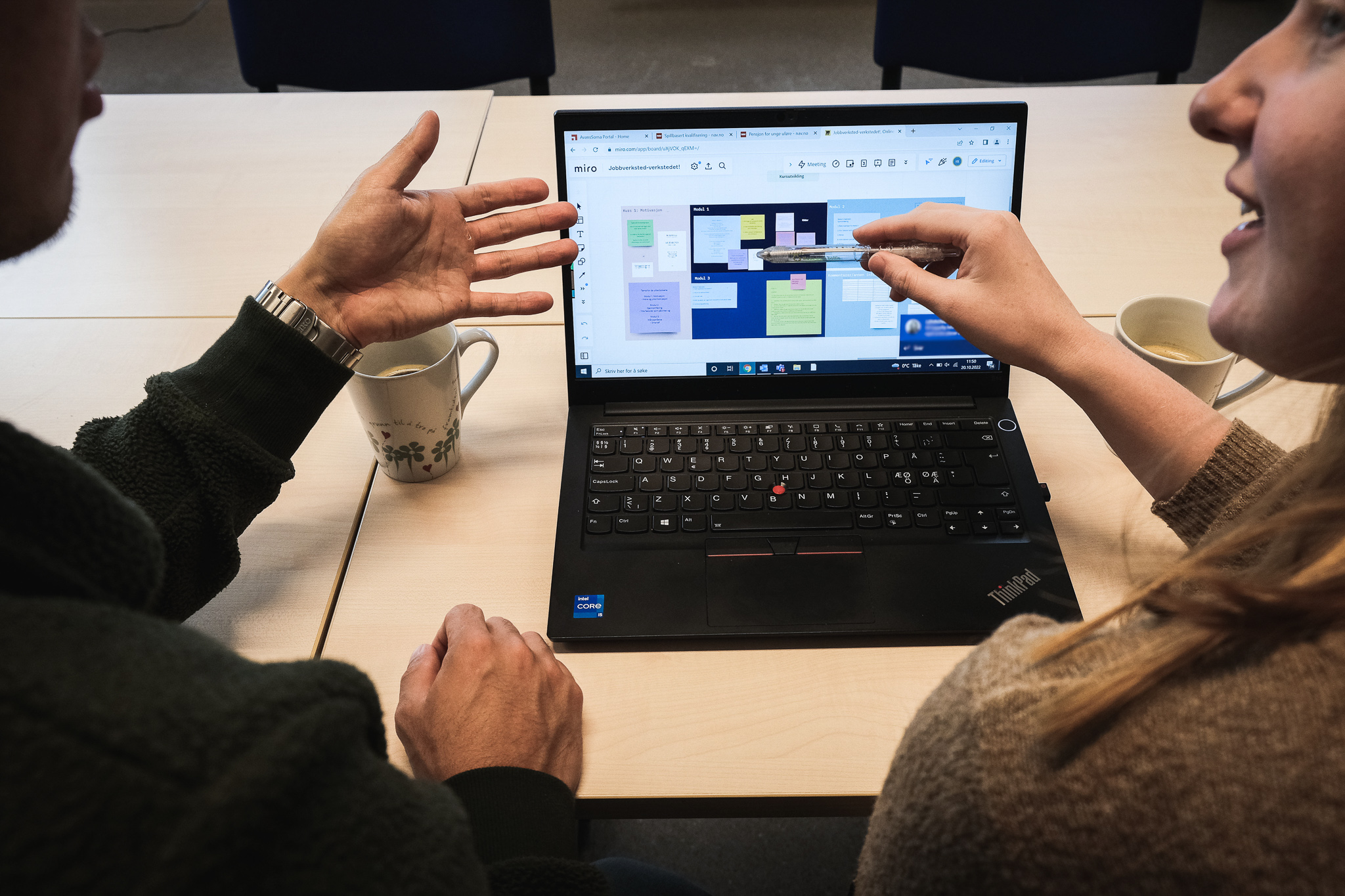 To som jobber ved en pc