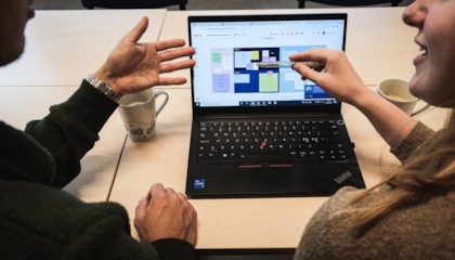 To som jobber ved en pc