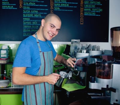 Mann som jobber på cafe