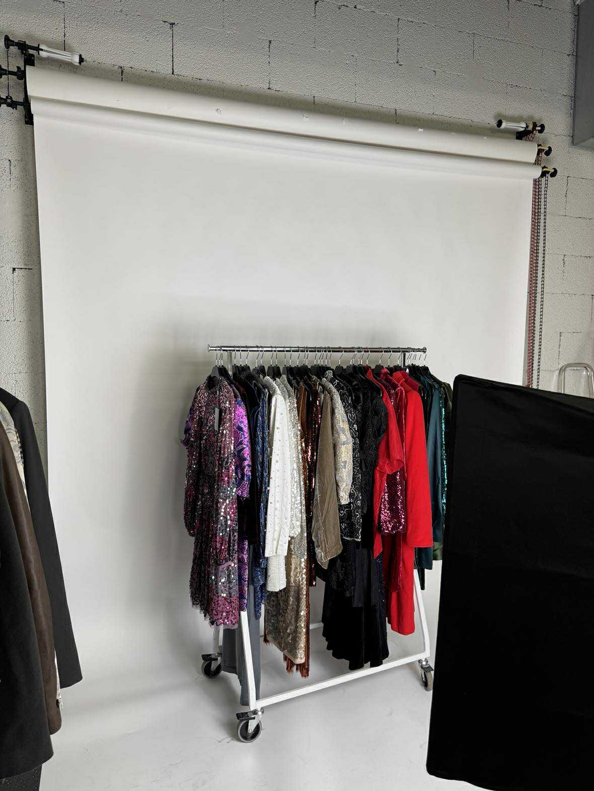 paljetter og glitterklær på stativ