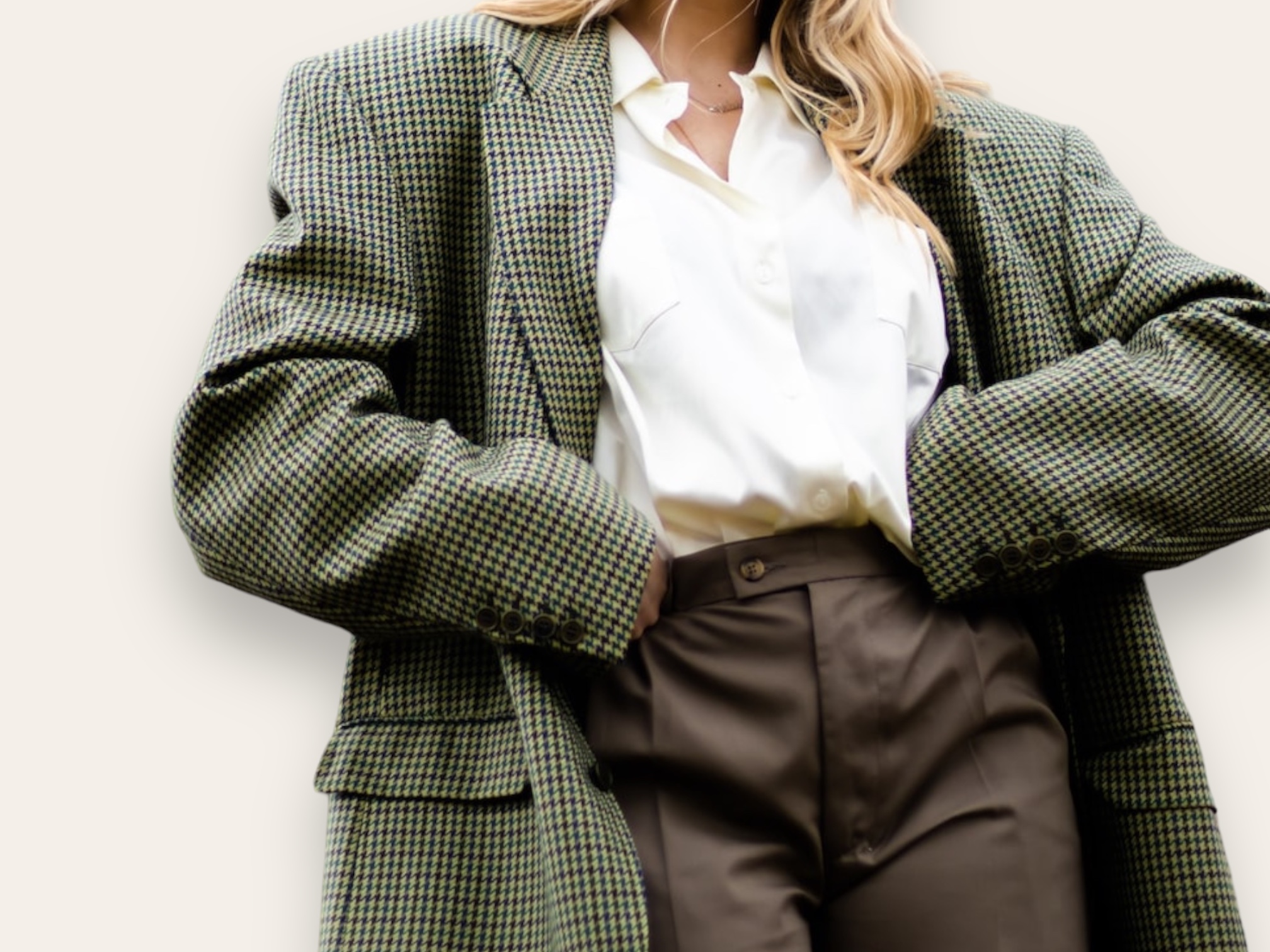 Jente i vintage blazer