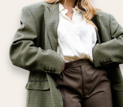 Jente i vintage blazer