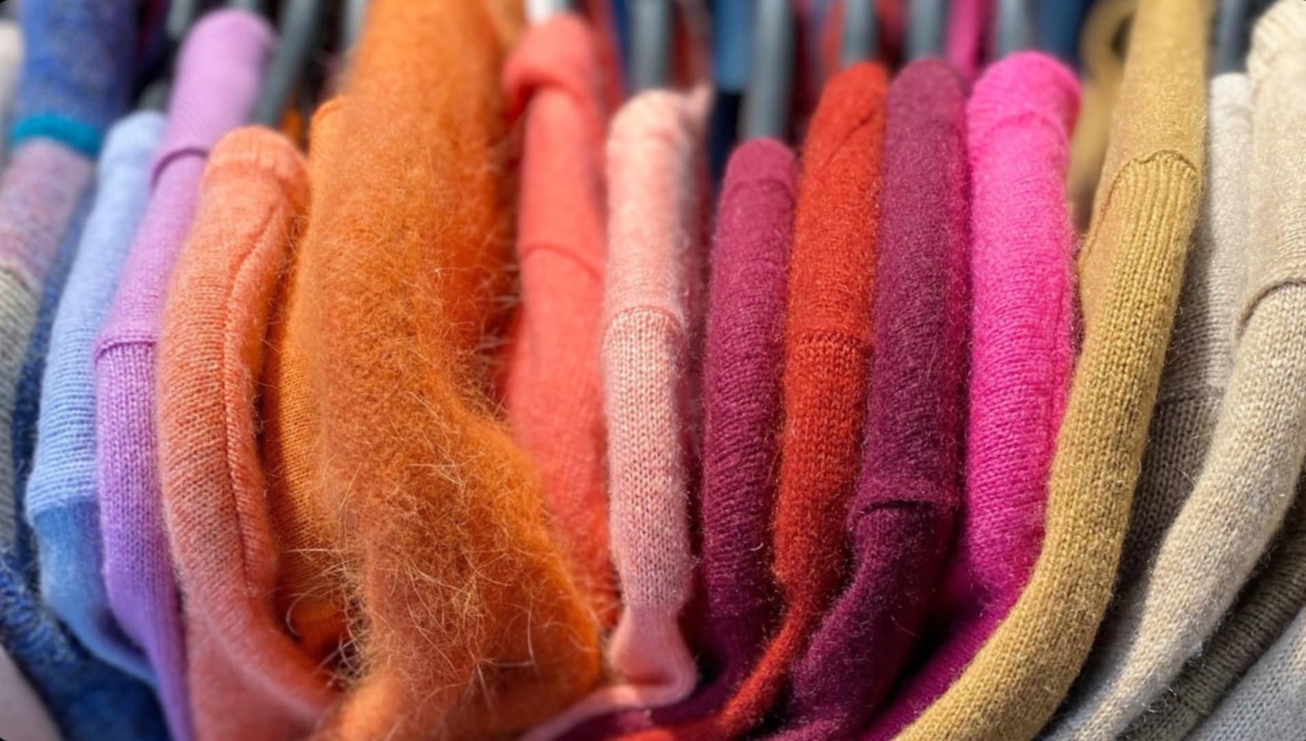 En rekke med klær på et stativ.