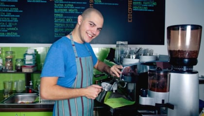 Mann som jobber på cafe